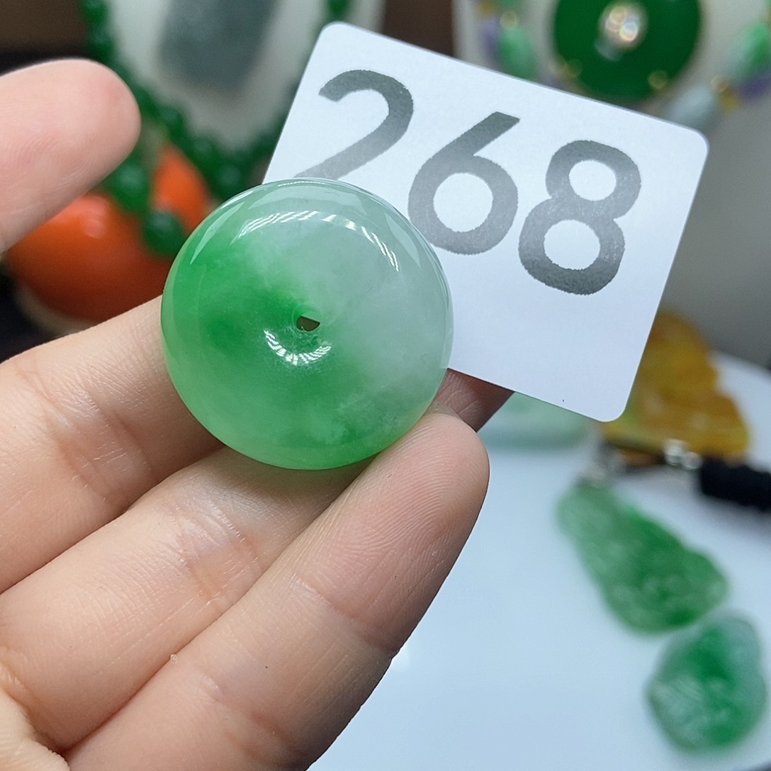 翡翠吊坠(赠链)未镶嵌