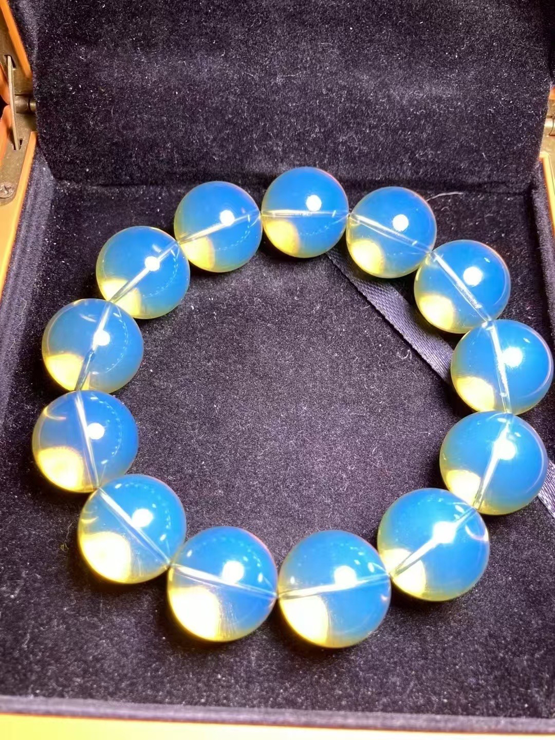 干干净净的蓝珀手串