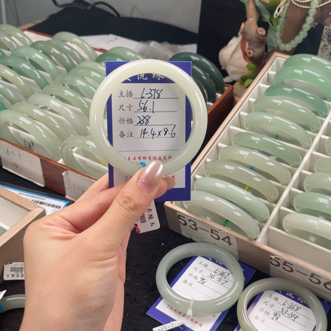 未镶嵌手镯石英质玉L****