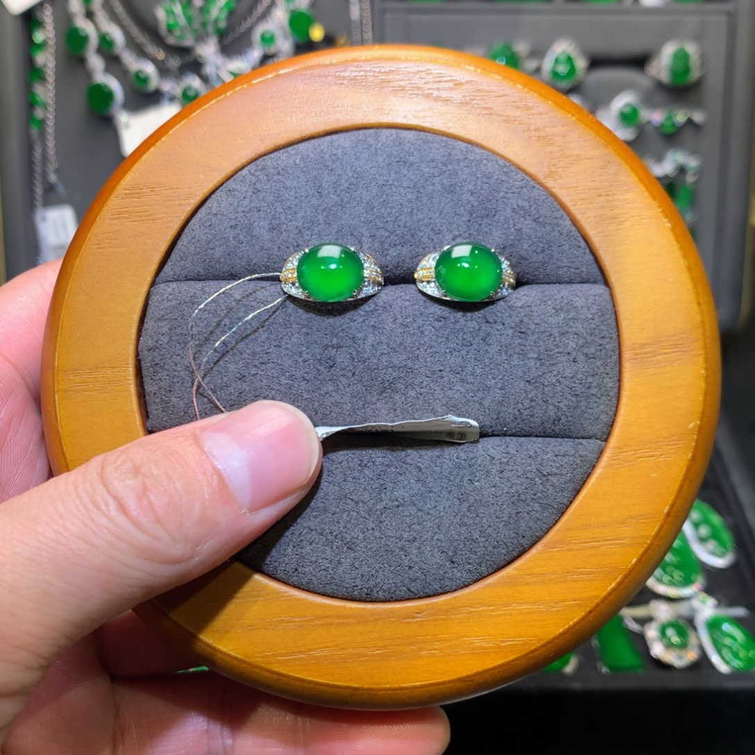 翡翠18K金镶嵌耳钉天然翡翠