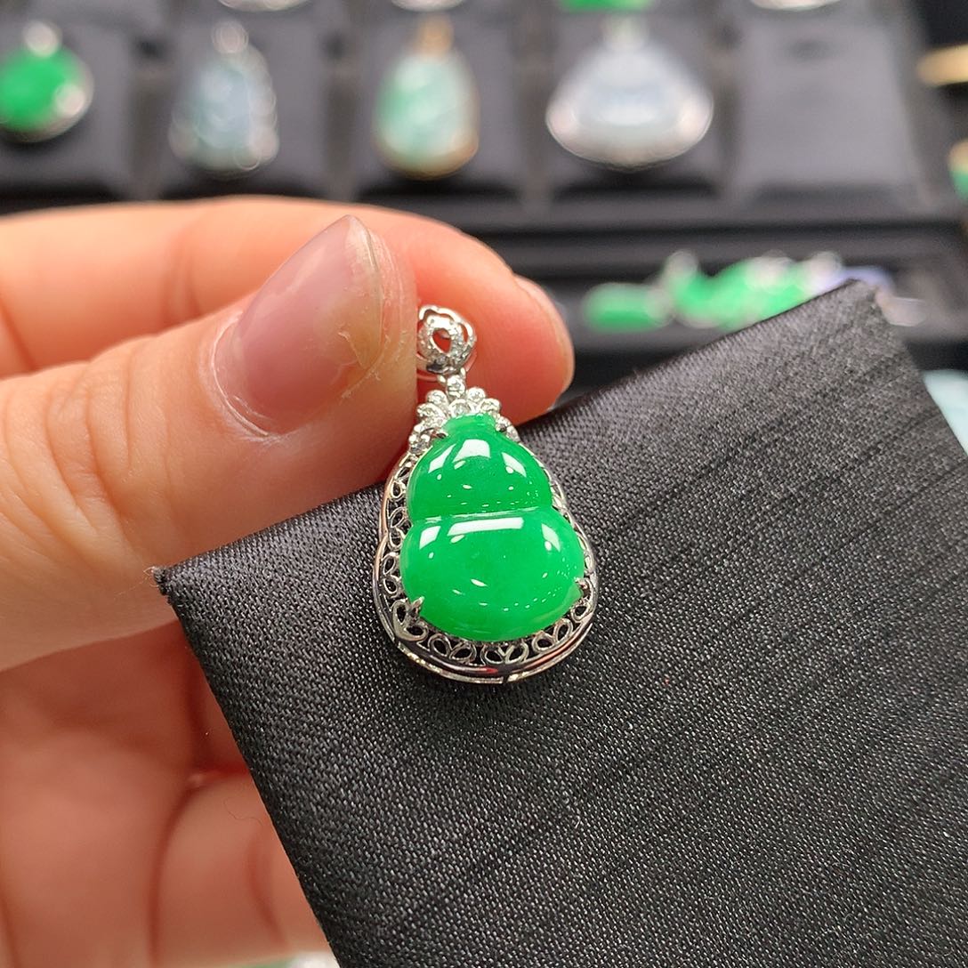 翡翠18K金镶嵌颈饰葫芦