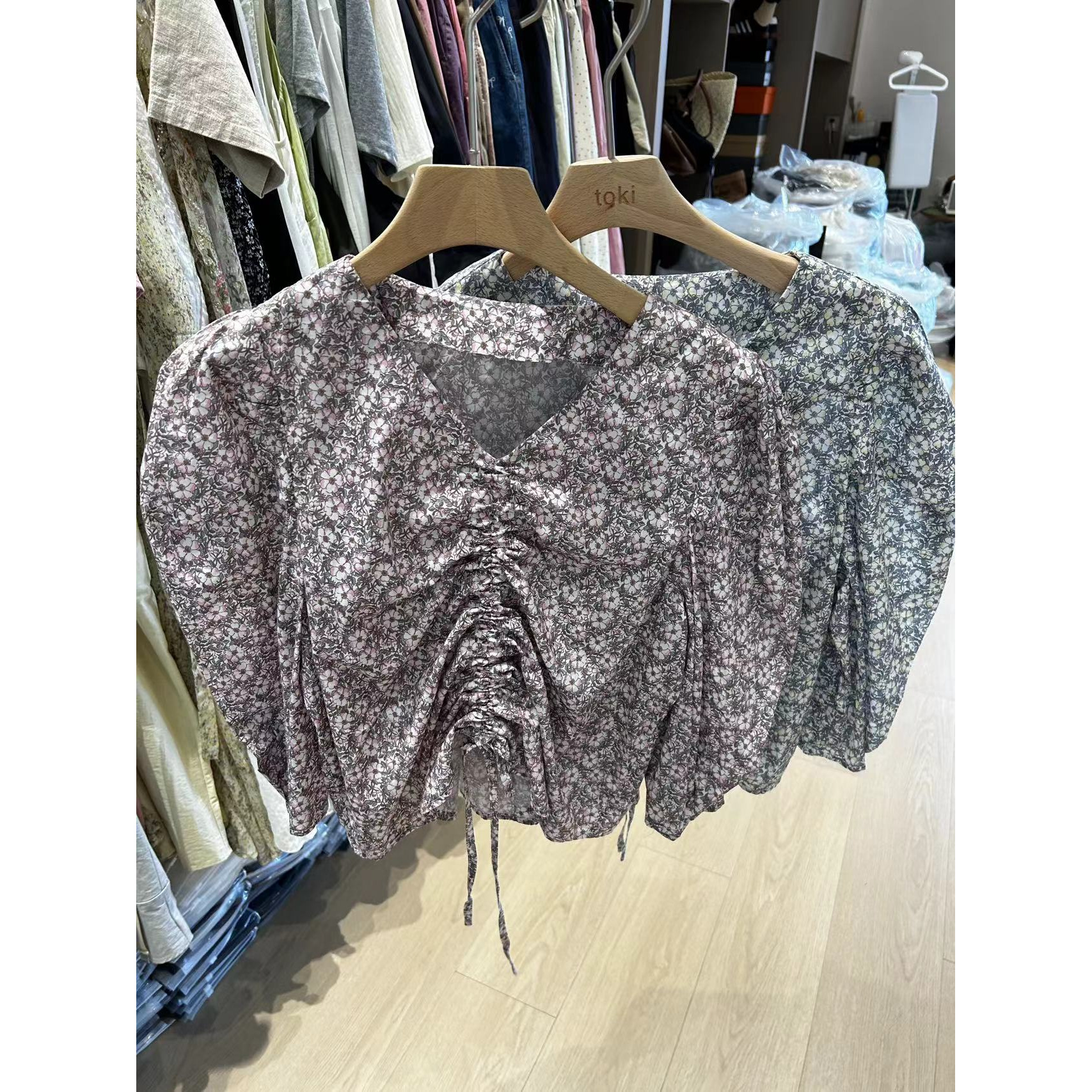 23021两色短袖碎花小衫