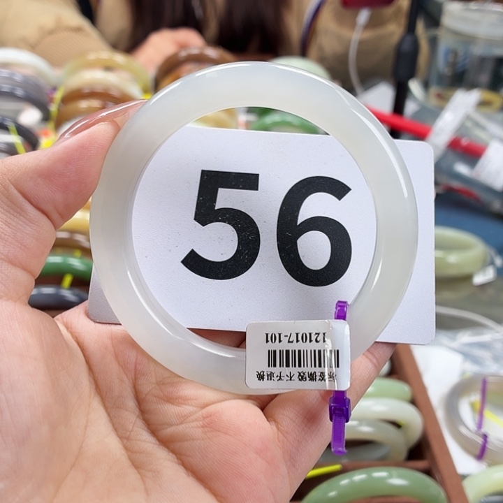夏***至和田玉未镶嵌手镯