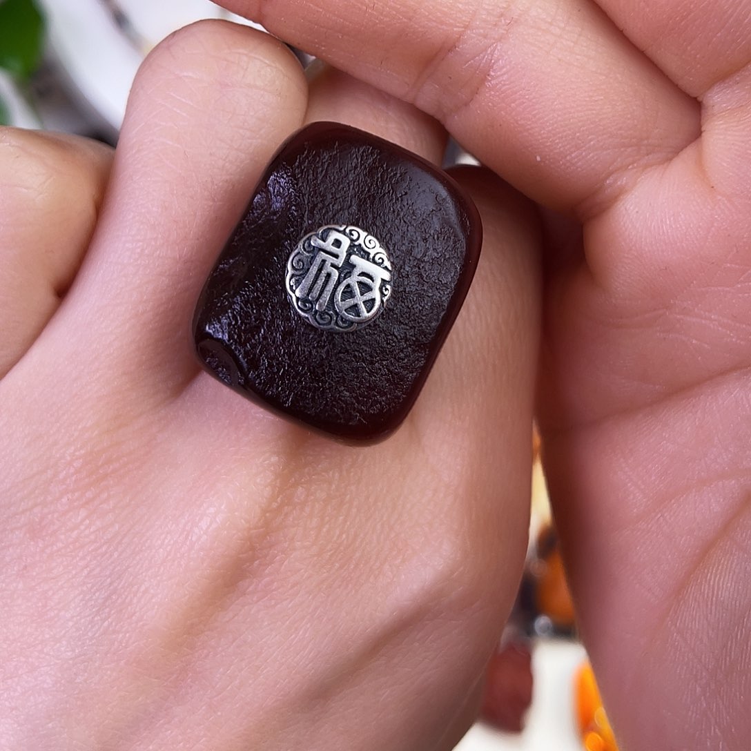 琥珀珠宝奇石未镶嵌。