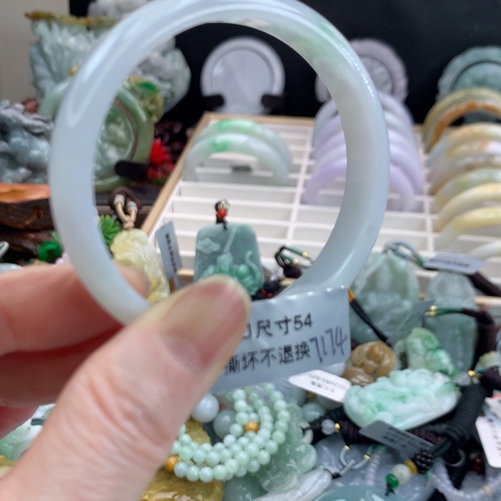 翡翠手镯未镶嵌吊坠