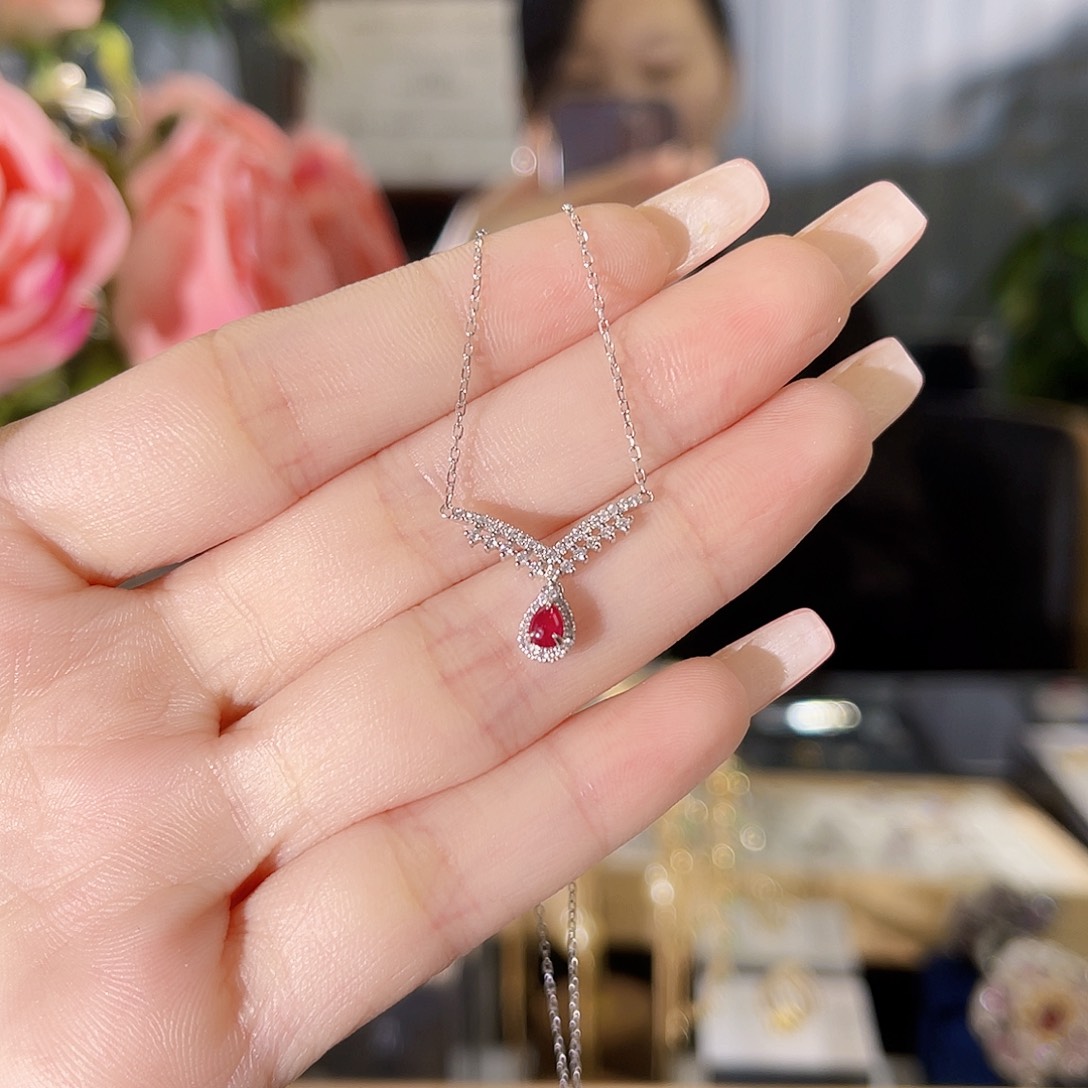 用***7红宝石颈饰18K金镶嵌