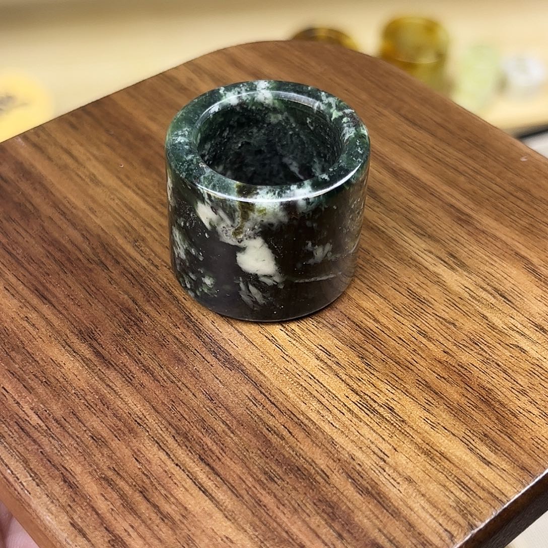 ****翡岫玉未镶嵌戒指微瑕