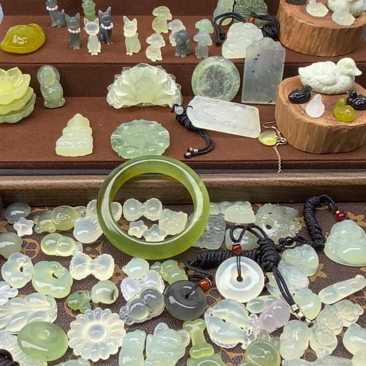 我***强蛇纹石玉未镶嵌颈饰