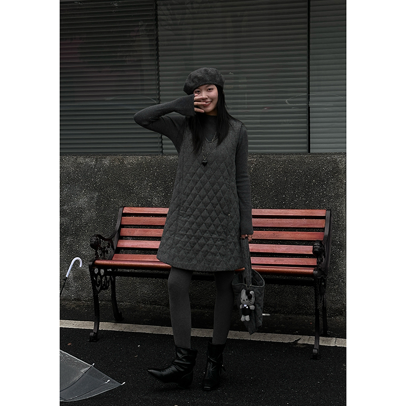 chien池恩晨 秋冬日韩风设计感小众夹棉V领菱格纹中长款连衣裙女