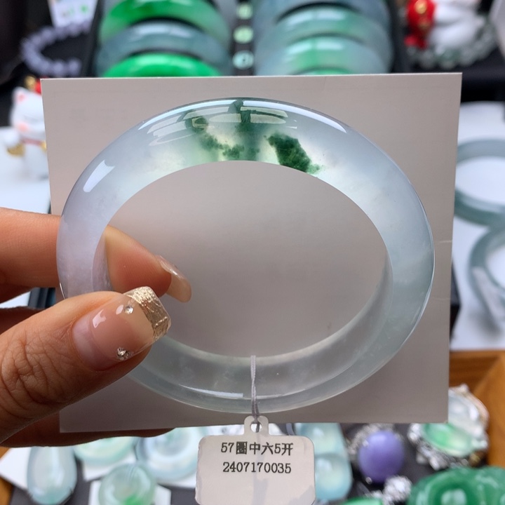 翡翠手镯未镶嵌正圈