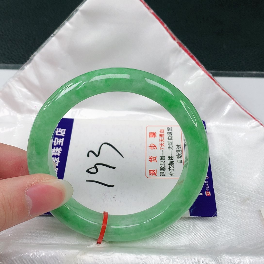 翡翠手镯未镶嵌翡翠