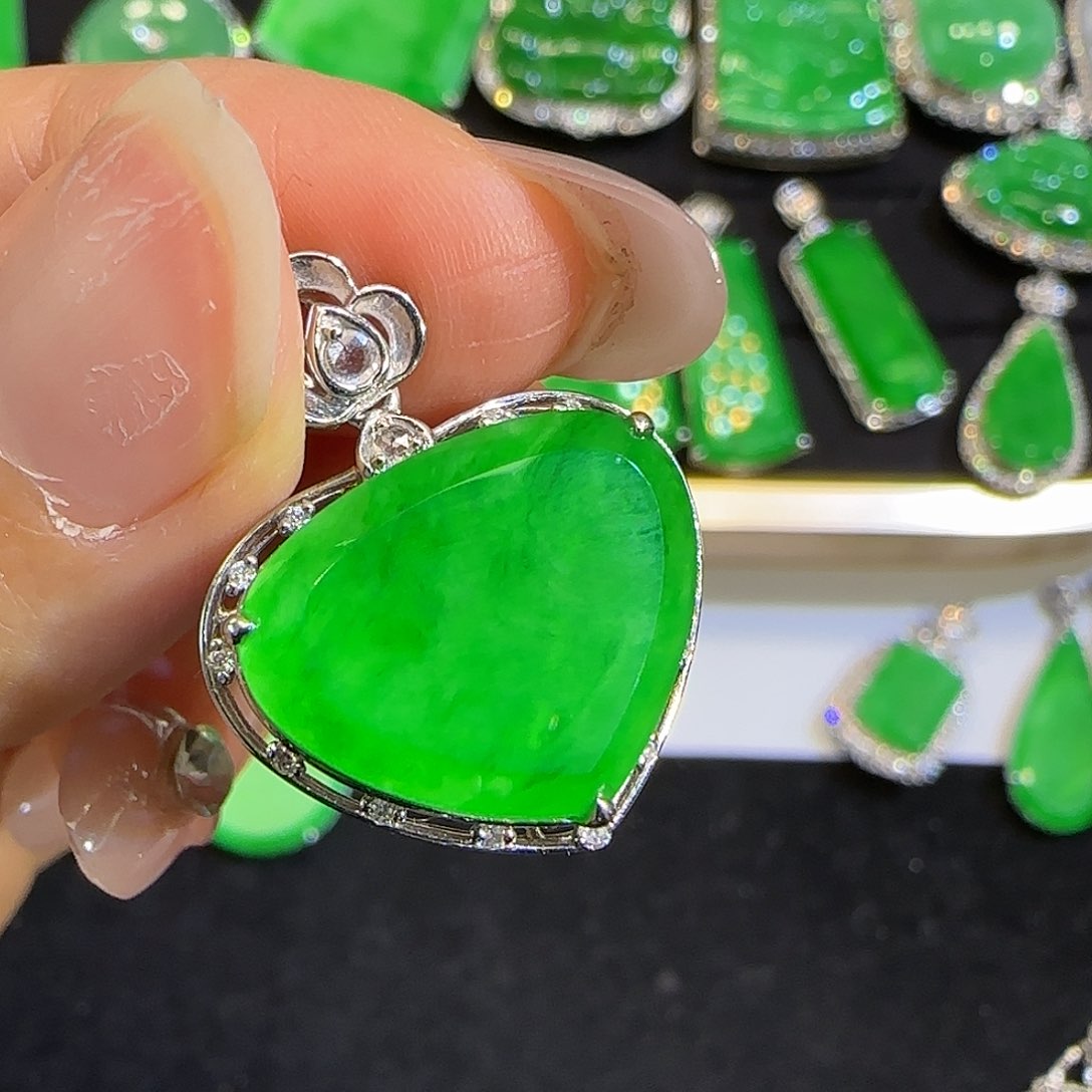 翡翠颈饰18K金镶嵌。