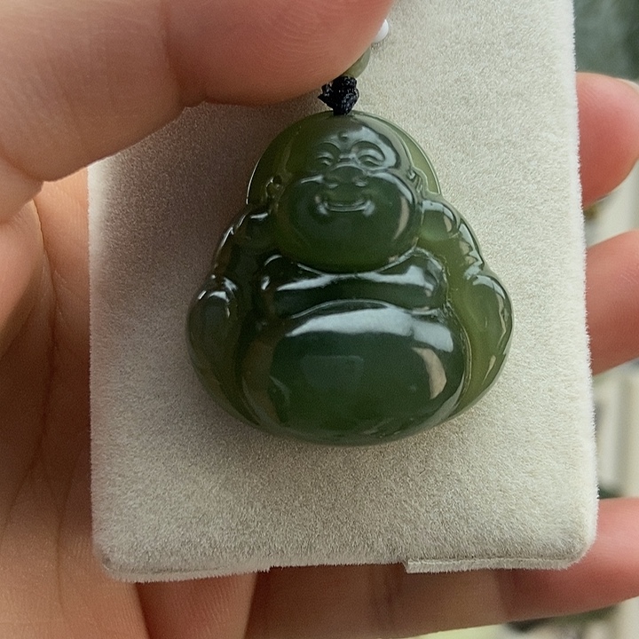 L***Y和田玉未镶嵌颈饰