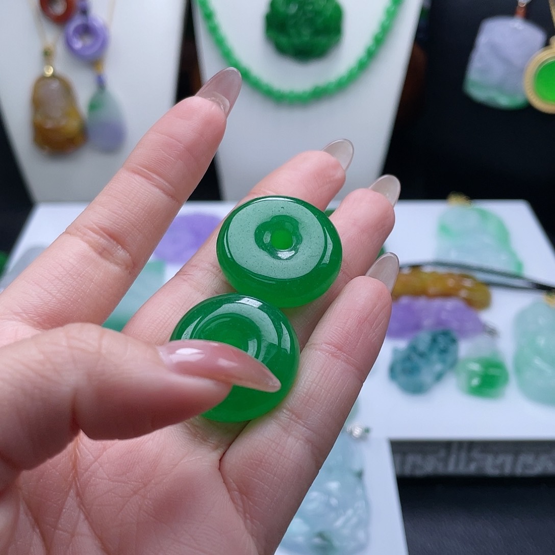 翡翠吊坠(赠链)未镶嵌