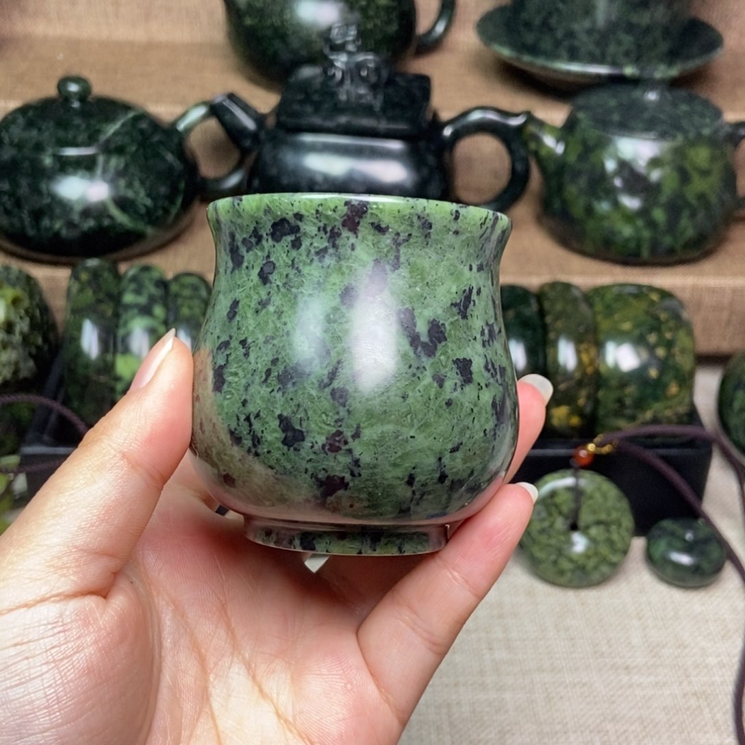 蛇纹石玉颈饰未镶嵌