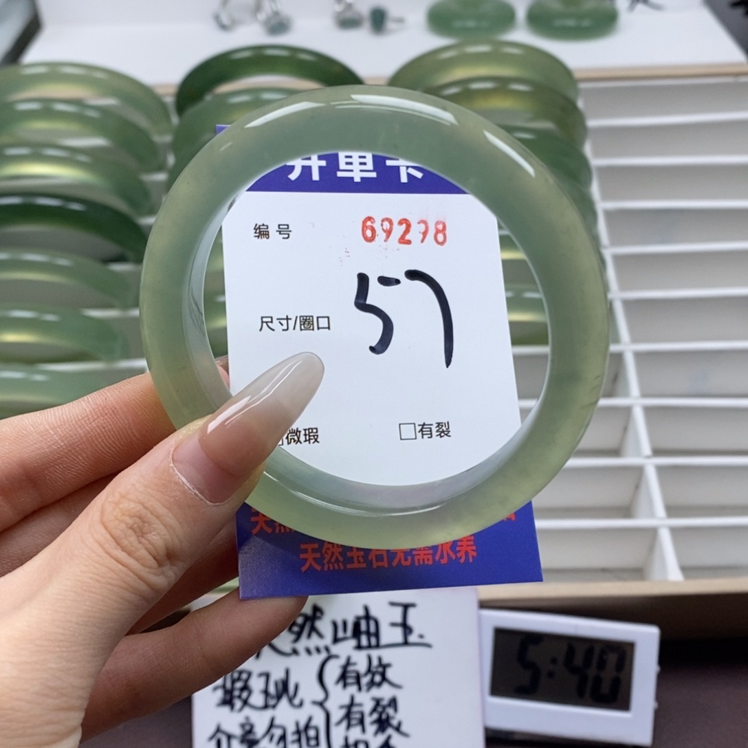 蛇纹石玉手镯未镶嵌