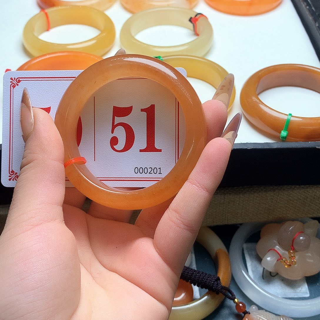 未镶嵌石英质玉（黄龙玉）手镯