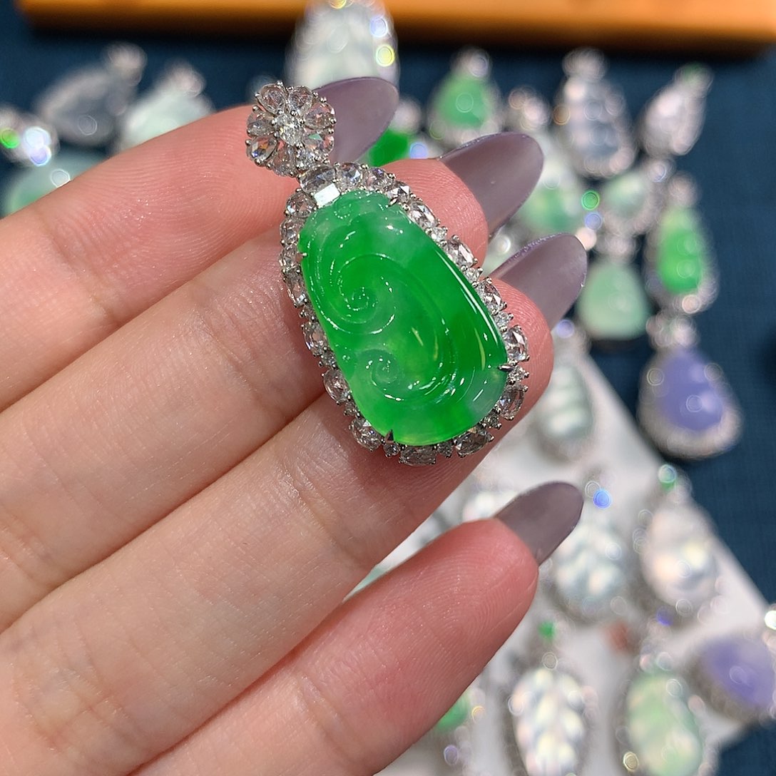 翡翠颈饰18K金镶嵌如意