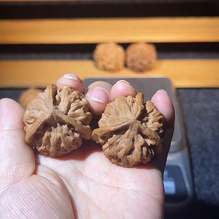 文玩核桃吊坠三棱