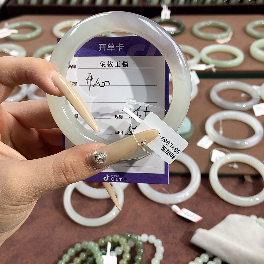 和田玉手镯未镶嵌开*?