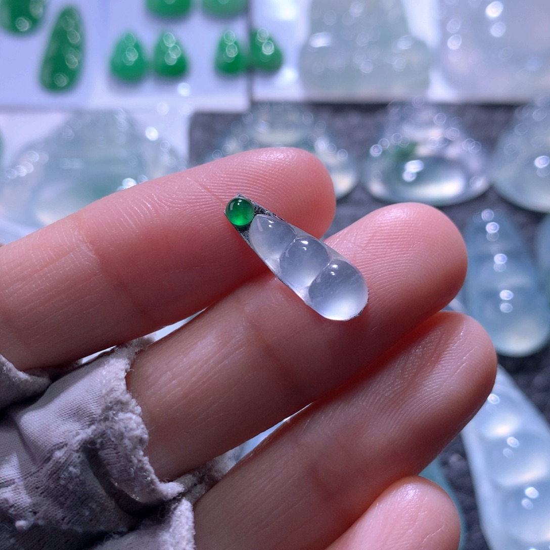 翡翠未镶嵌颈饰豆