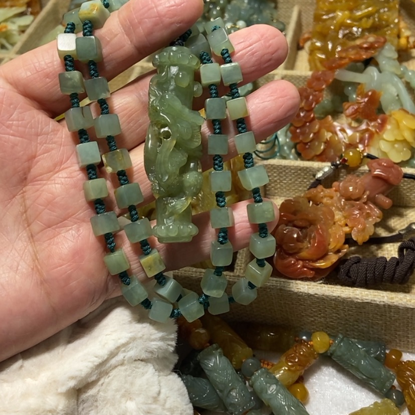 【闪购商品】蛇纹石玉颈饰未镶嵌花***到