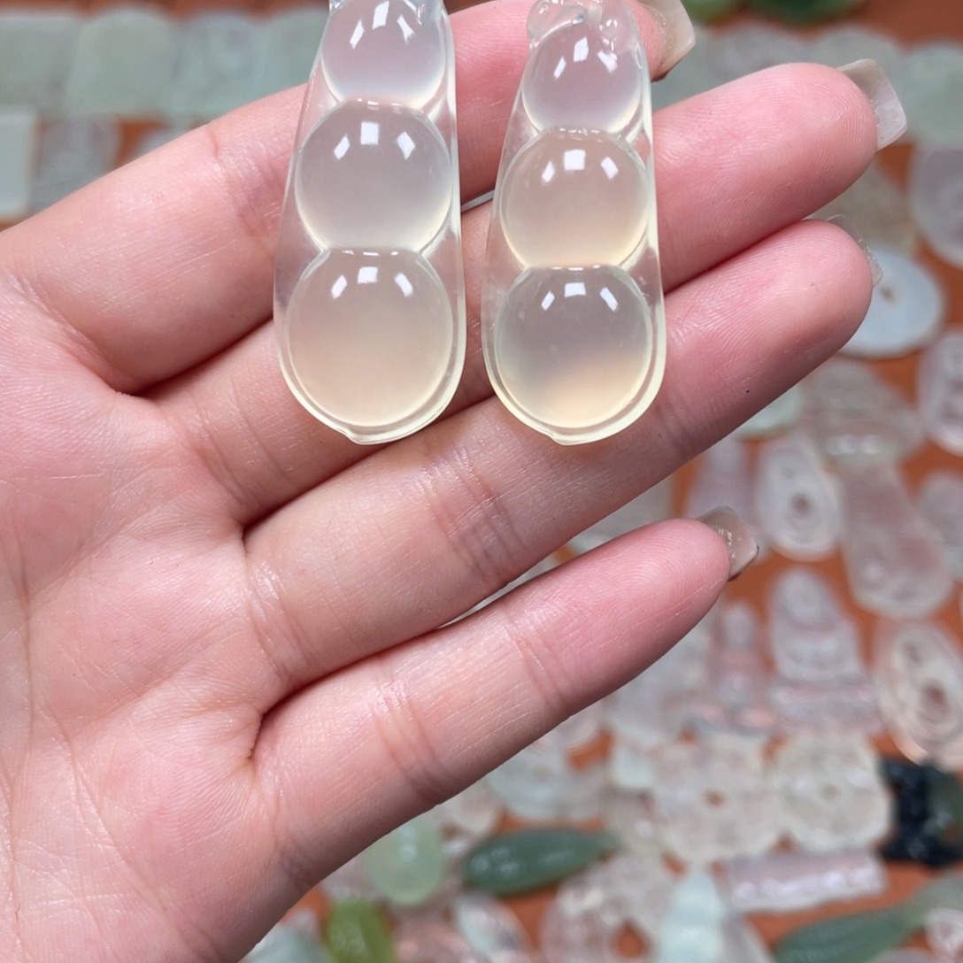 昂***白透闪石-蛇纹石玉未镶嵌颈饰