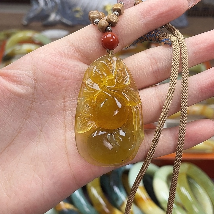 未镶嵌蛇纹石玉吊坠