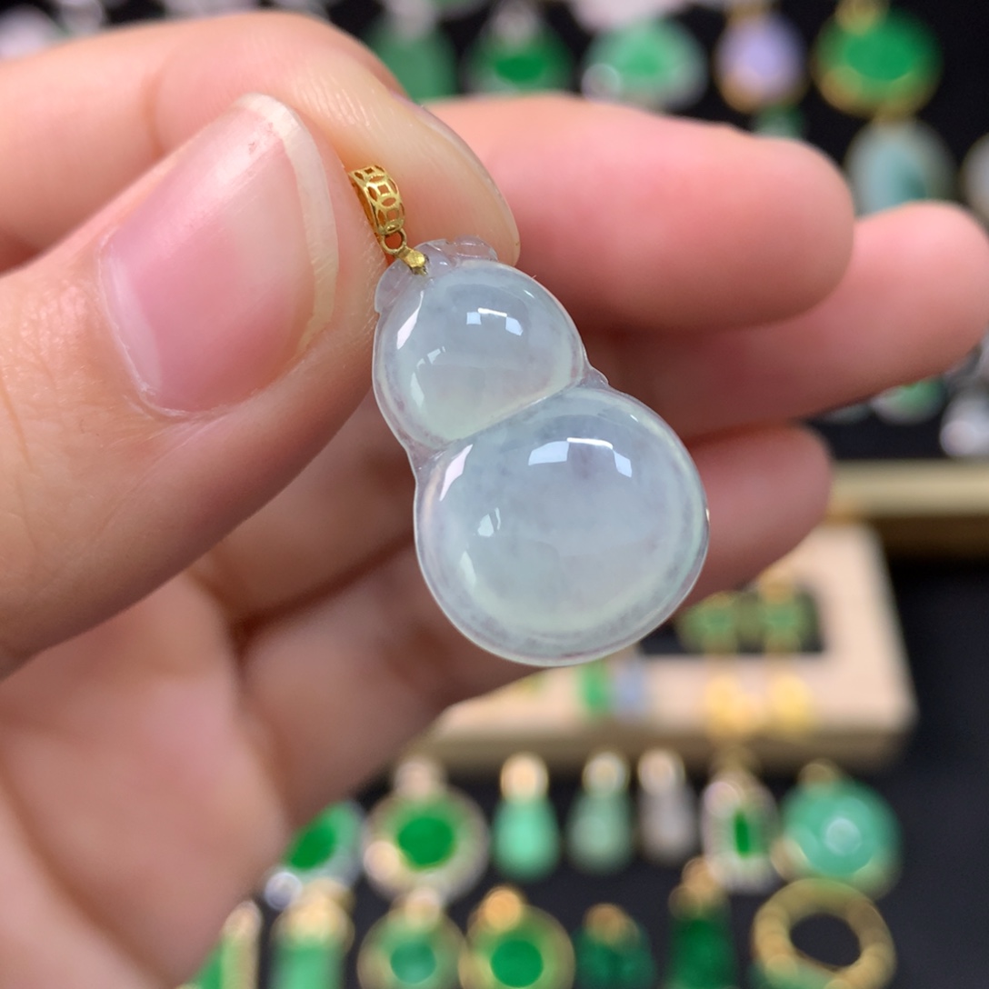 翡翠18K金镶嵌颈饰葫芦