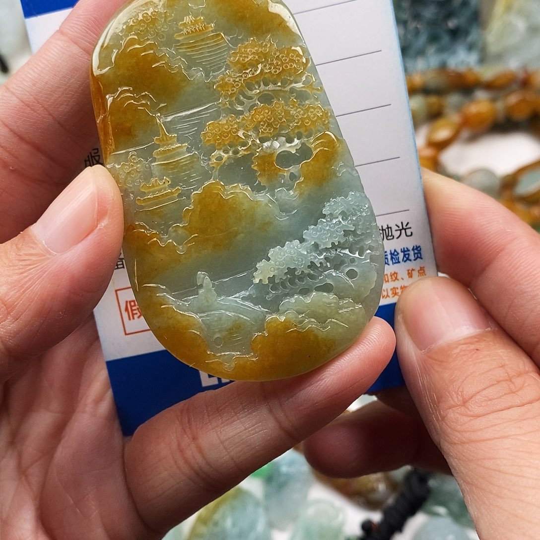 翡翠未镶嵌颈饰山水