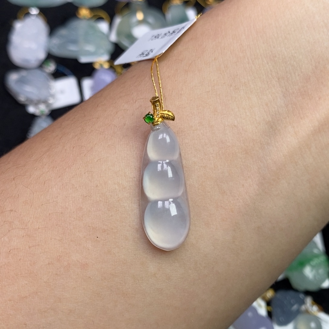 天***雪翡翠18K金镶嵌颈饰福豆