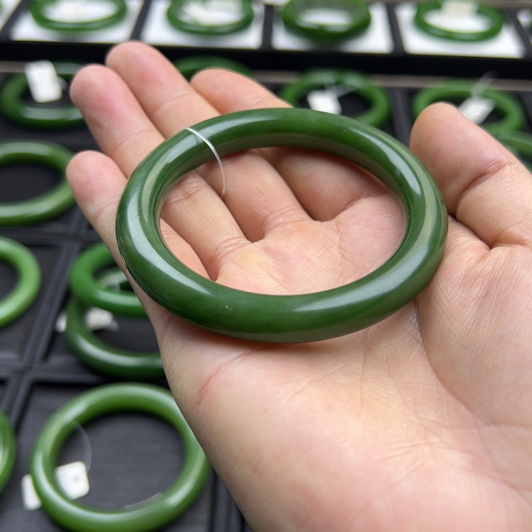 一***米和田玉（碧玉）未镶嵌手镯