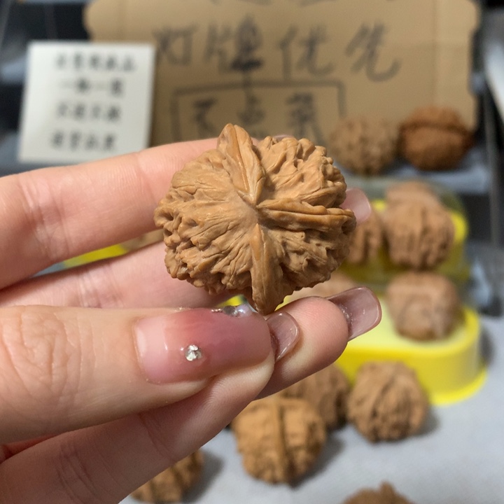o***哥吊坠文玩核桃异形单只，有瑕疵
