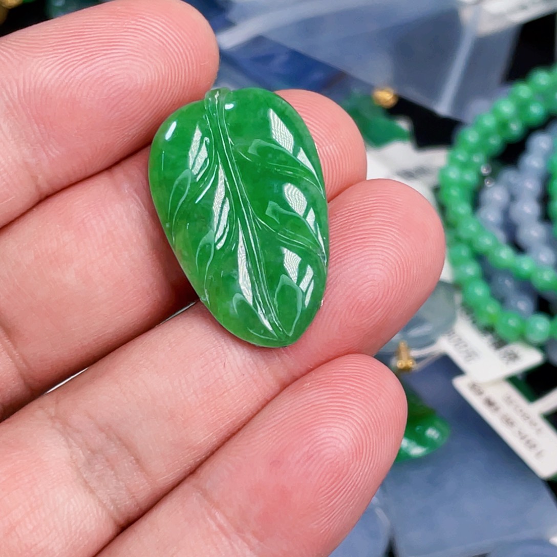 翡翠未镶嵌颈饰32