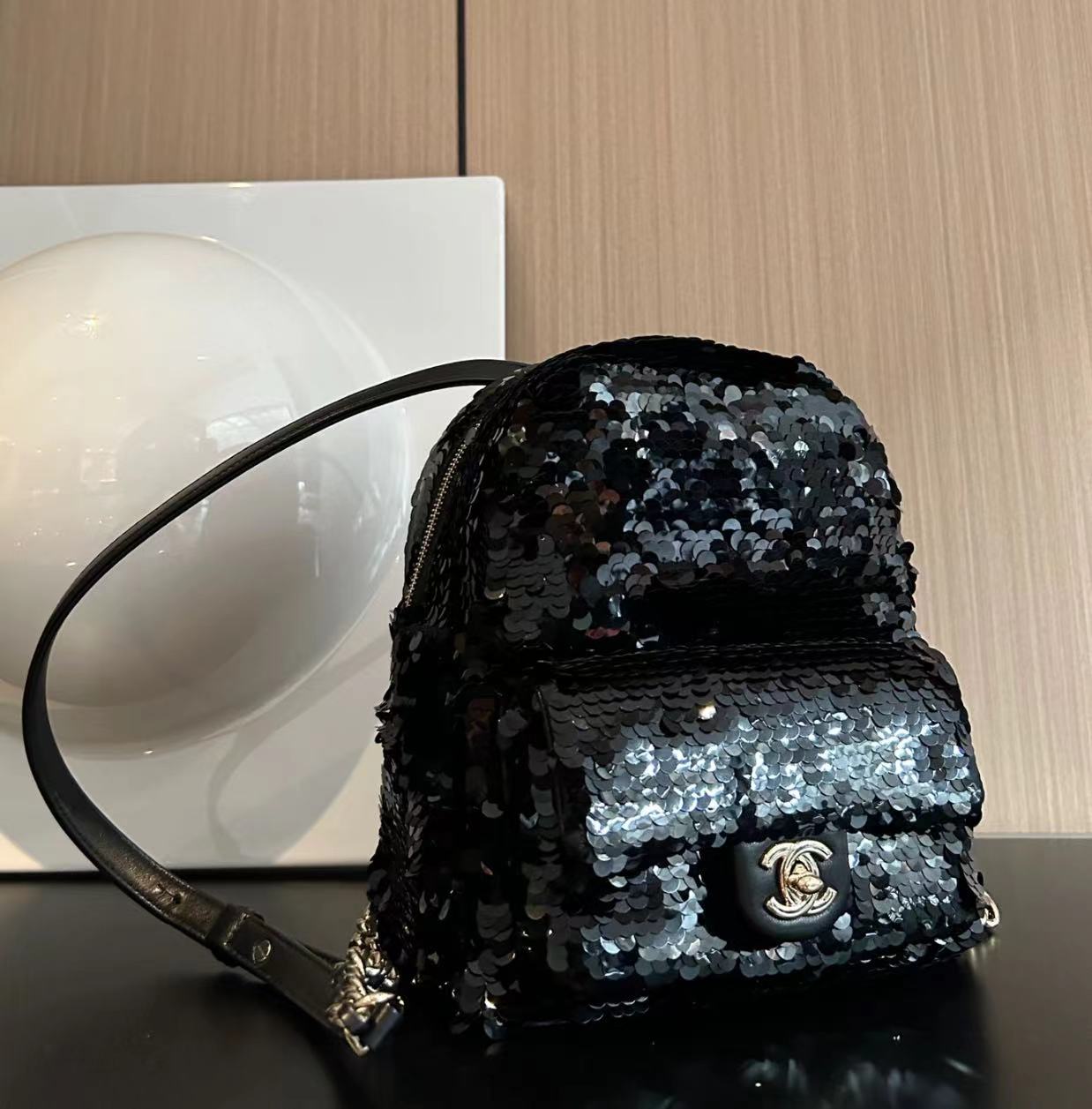 95新 Chanel/香奈儿 展会外场  黑金亮片双肩包 27开 19cm 