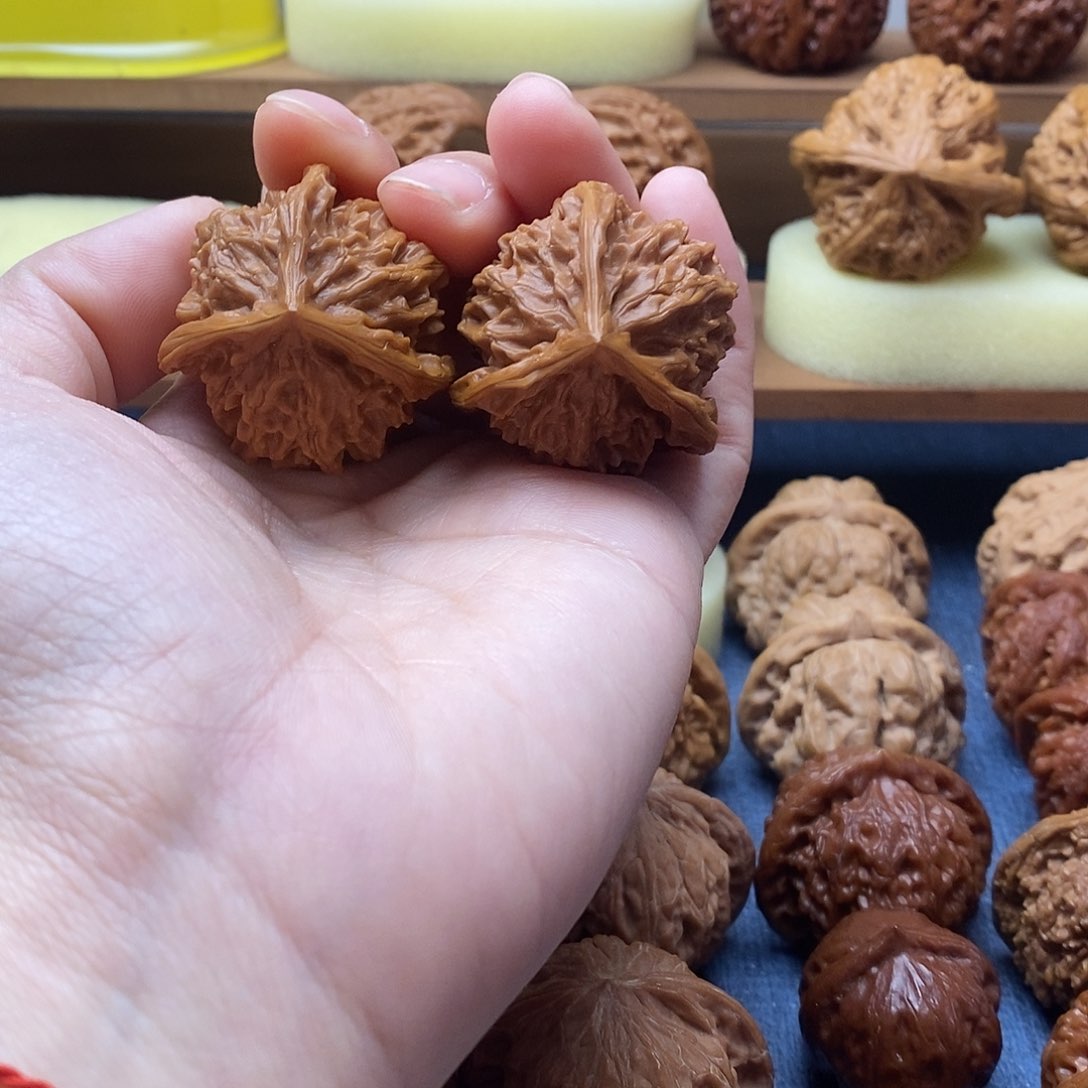 文玩核桃把件盘山三棱正奔打底