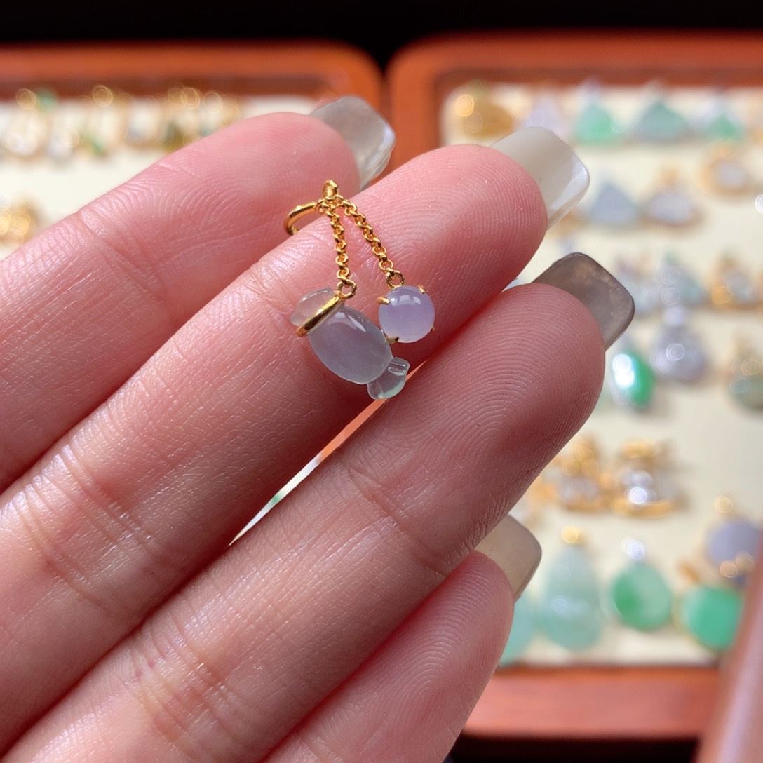 翡翠颈饰18K金镶嵌看****?翡翠