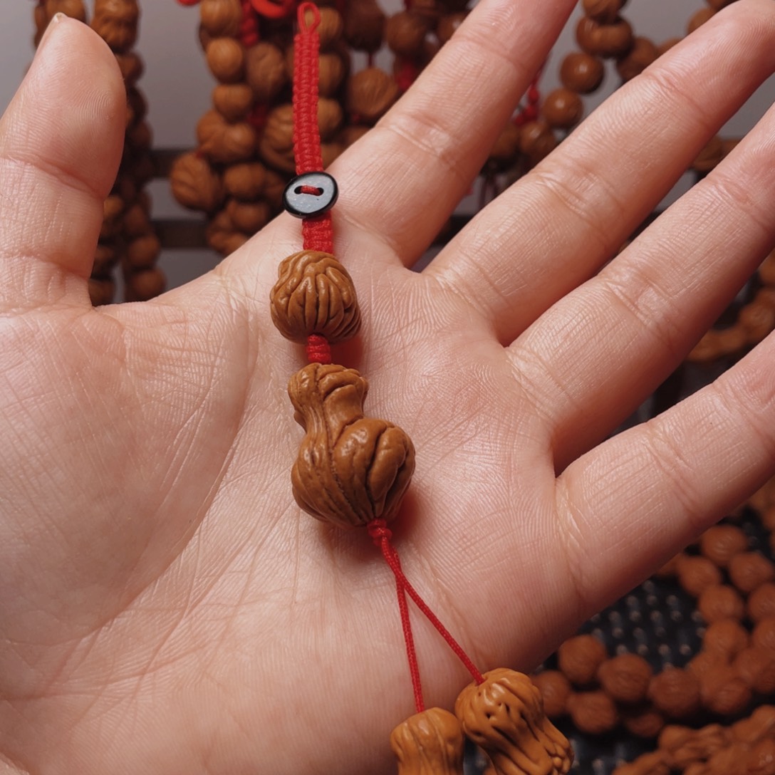 木质类龙纹桃枭挂件