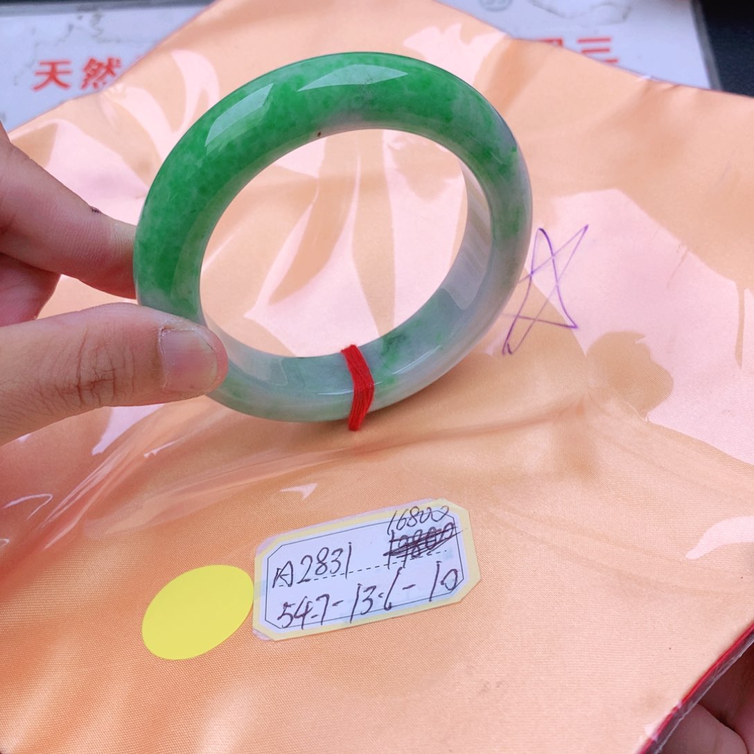 翡翠手镯未镶嵌我