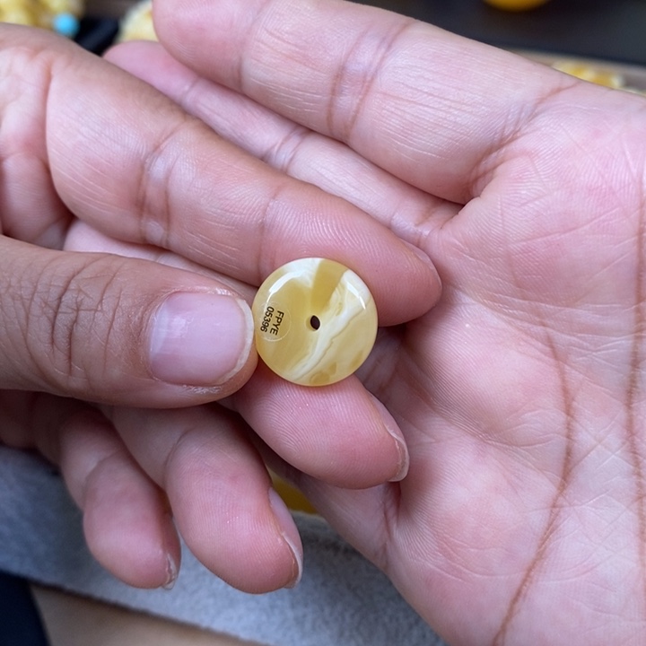 未镶嵌琥珀裸石扣子