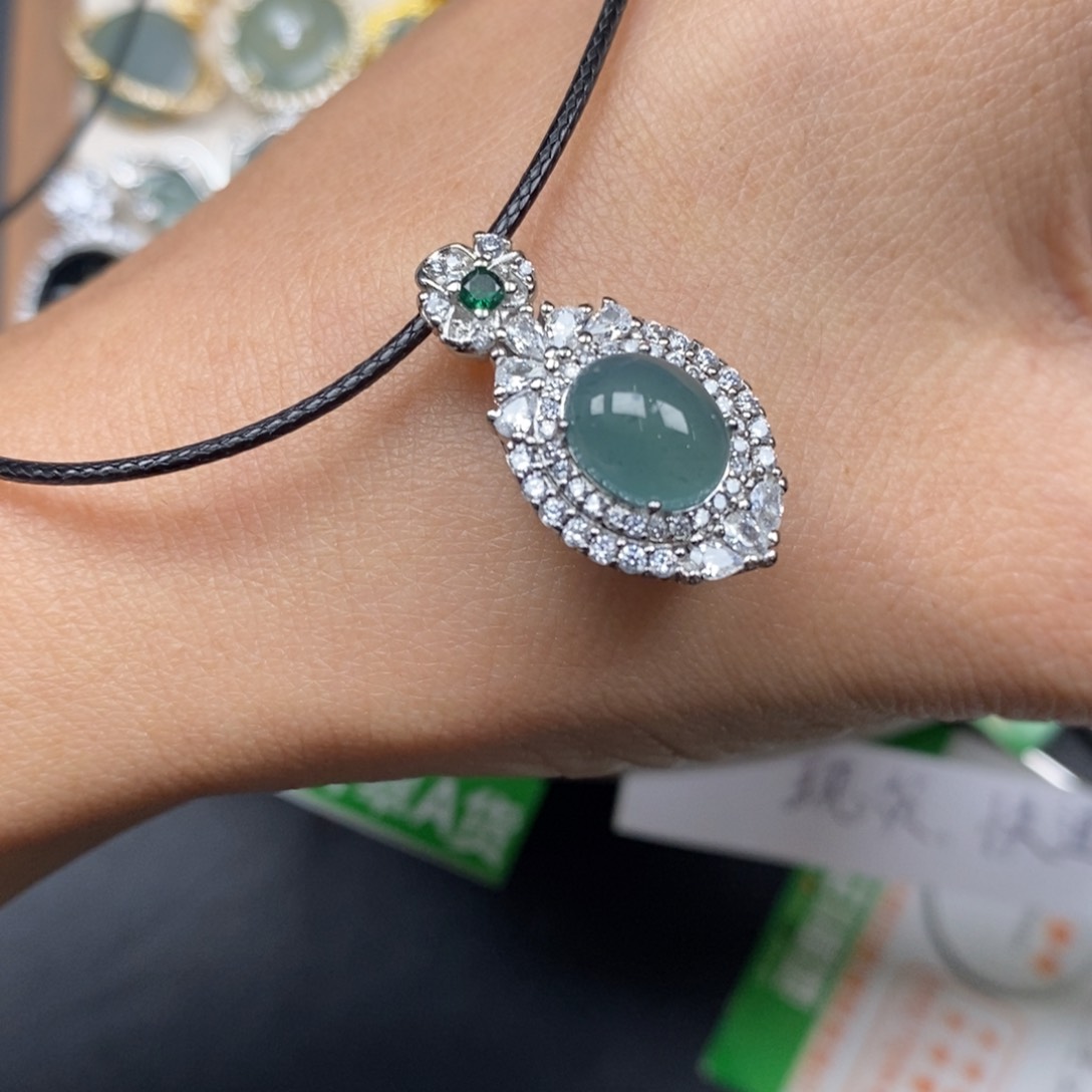 翡翠颈饰未镶嵌翡翠