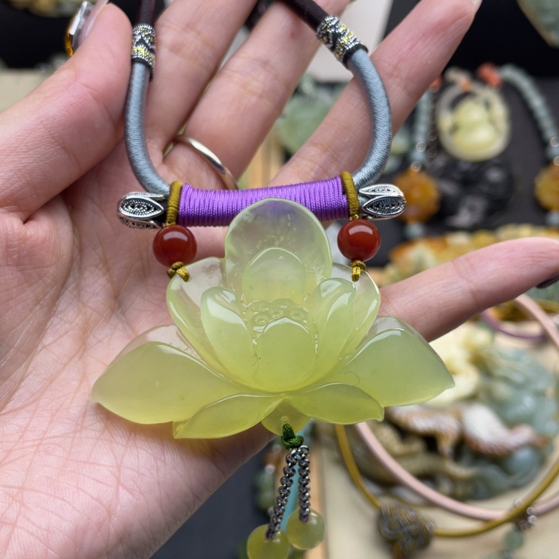 蛇纹石玉颈饰未镶嵌