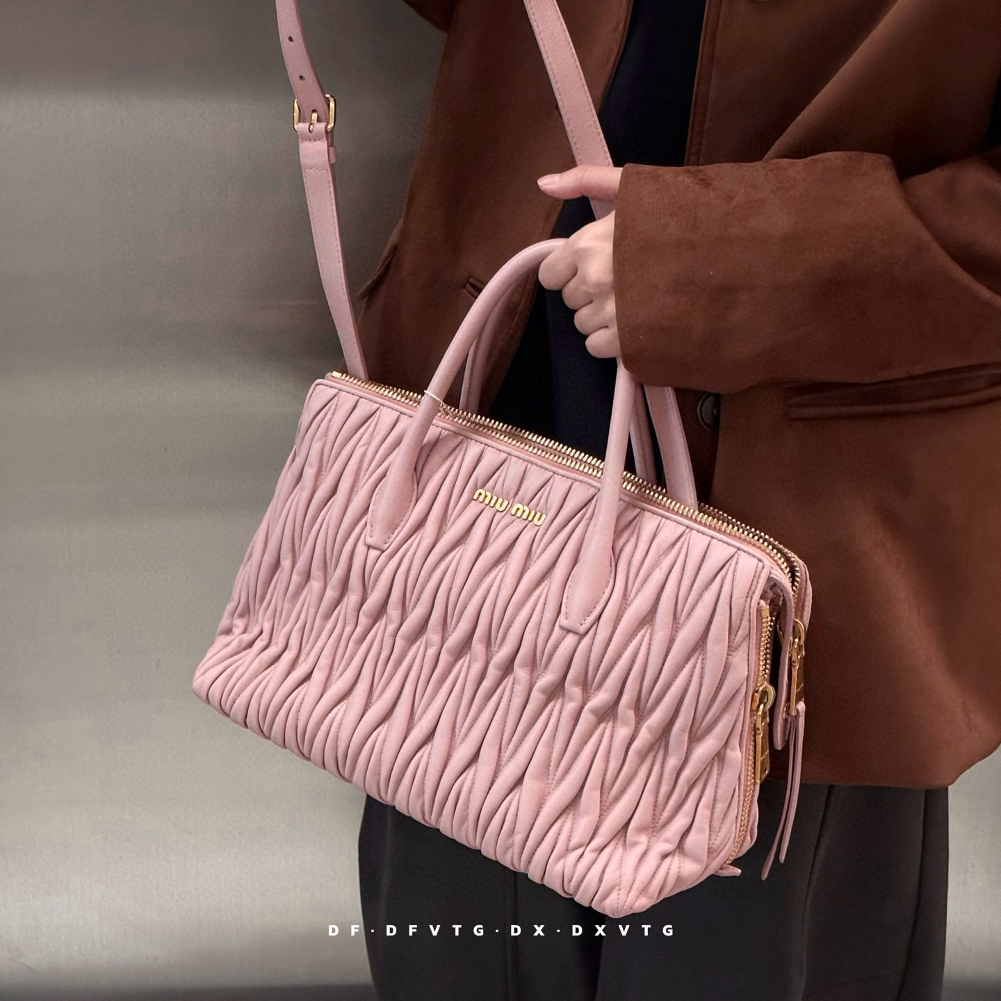 95新 MIU MIU/缪缪 miumiu 樱花粉褶皱托特斜挎包