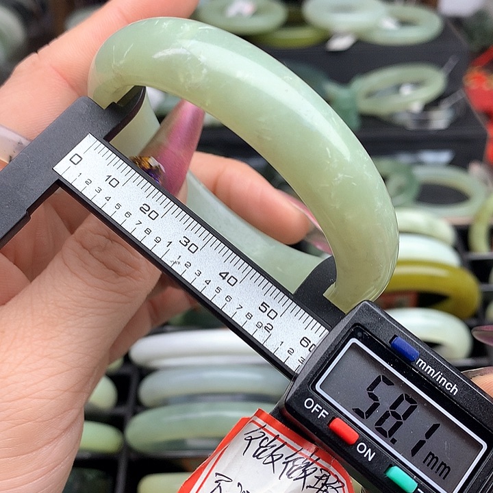 蛇纹石玉手镯未镶嵌586