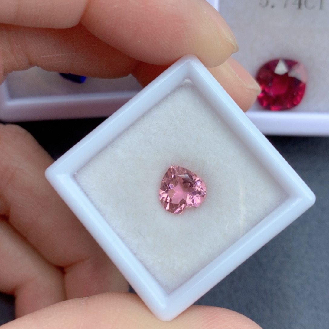 红色碧玺1.25克拉裸石未镶嵌