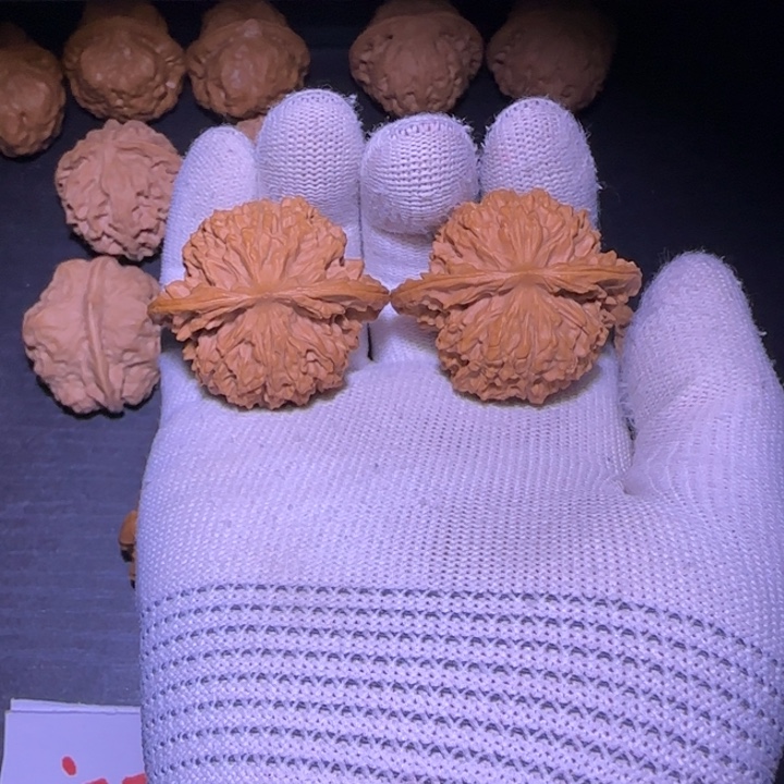 核桃麒麟纹核桃手把件