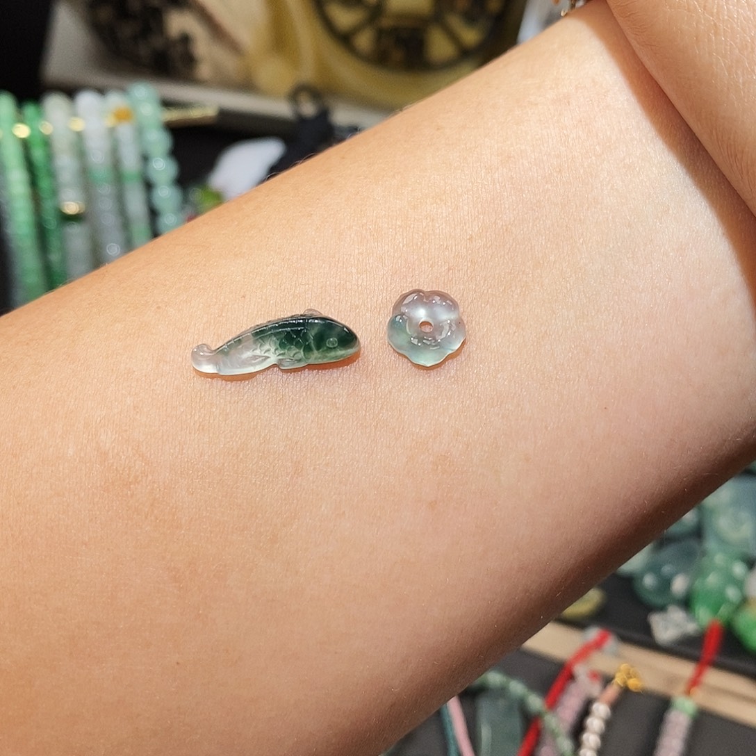 A***发翡翠未镶嵌颈饰飘花锦鲤花花