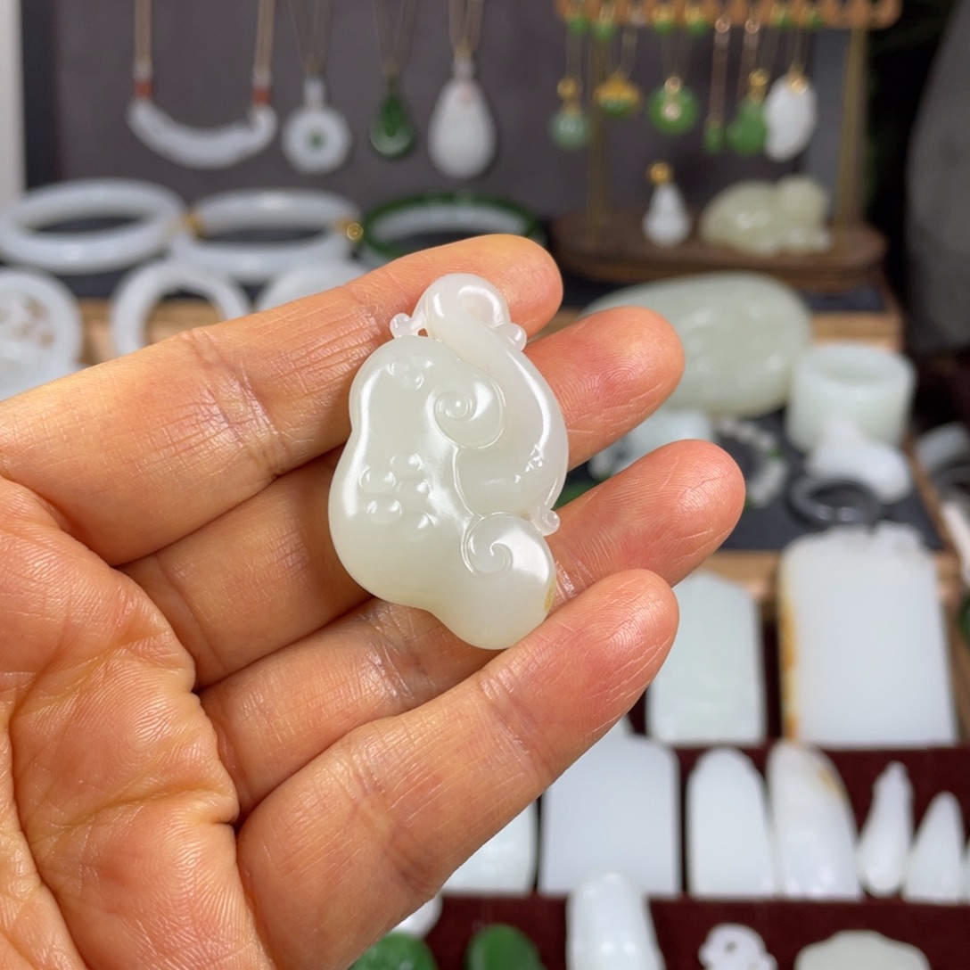 j***n和田玉未镶嵌颈饰