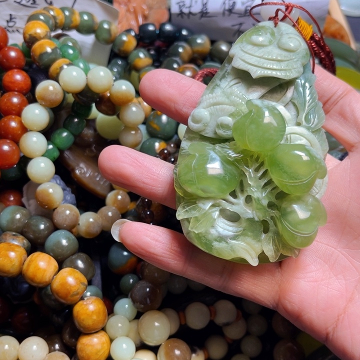 蛇纹石玉颈饰未镶嵌