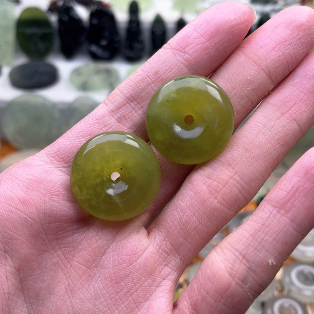 蛇纹石玉颈饰未镶嵌